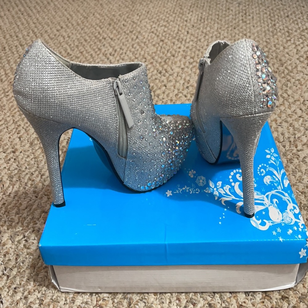 Heels - Picture 4 of 4